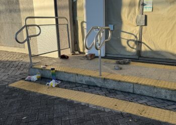 Mulher arremessa bloco de concreto na cabeça de homem em situação de rua