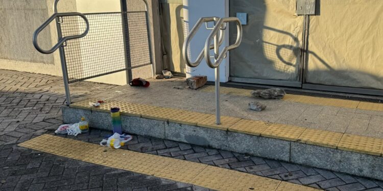 Mulher arremessa bloco de concreto na cabeça de homem em situação de rua