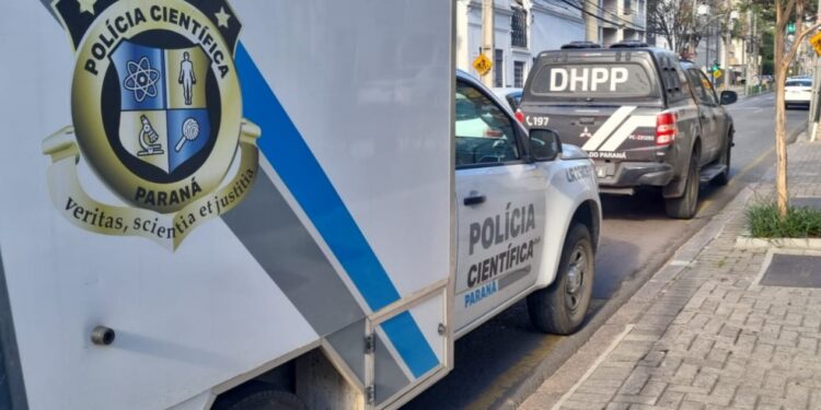 Feminicídio é descoberto após criança ver sangue escorrendo na parede do quarto no centro de Curitiba