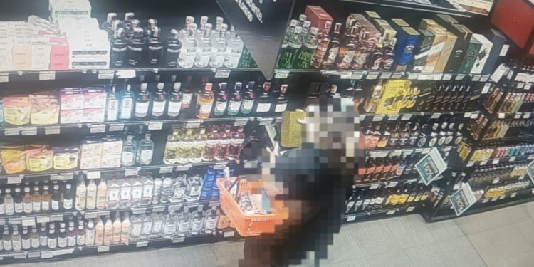 Mulher é presa após furtar garrafas de whisky em supermercado