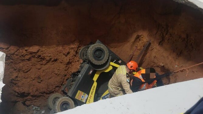 Empilhadeira é engolida por cratera e equipes de resgate são acionadas