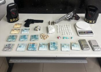 Indivíduo é detido pela RONE com drogas, dinheiro e simulacros após ameaças no Xaxim