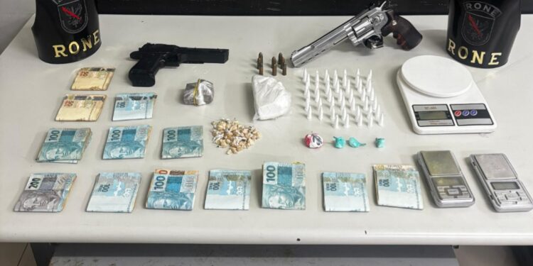 Indivíduo é detido pela RONE com drogas, dinheiro e simulacros após ameaças no Xaxim