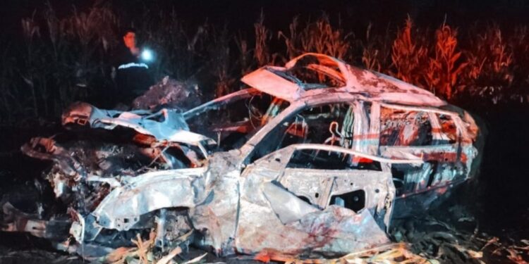 Dois morrem e um fica ferido em capotamento seguido de incêndio na PR-170