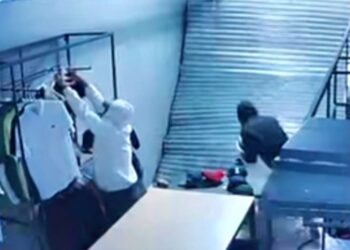 Polícia tenta identificar criminosos que arrombaram porta de loja utilizando um carro e fizeram a limpa