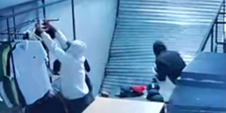 Polícia tenta identificar criminosos que arrombaram porta de loja utilizando um carro e fizeram a limpa