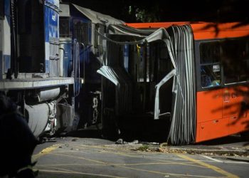 Ônibus biarticulado é atingido por trem e deixa 11 feridos em Curitiba