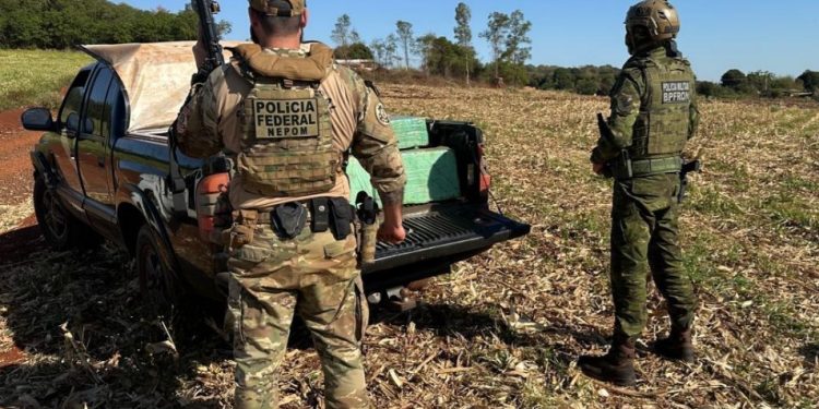 Veículo carregado com mais de 350 quilos de maconha é abandonado em área rural