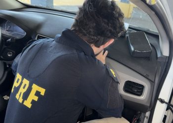 PRF apreende quase 25 quilos de cocaína em compartimento oculto de carro que levava família