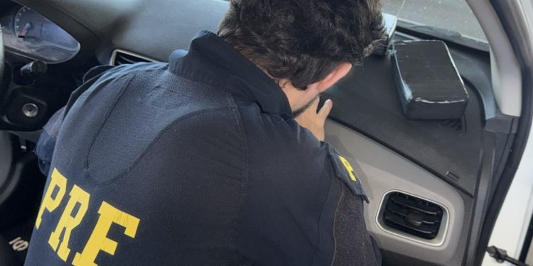 PRF apreende quase 25 quilos de cocaína em compartimento oculto de carro que levava família