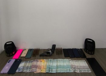RONE prende casal com arma, dinheiro e celulares durante cumprimento de mandados