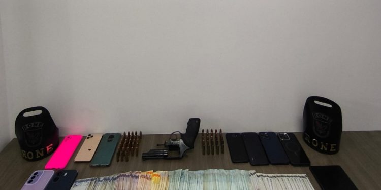 RONE prende casal com arma, dinheiro e celulares durante cumprimento de mandados