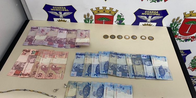 Criminoso é preso após desferir tapas no rosto de cobrador durante roubo a estação-tubo em Curitiba