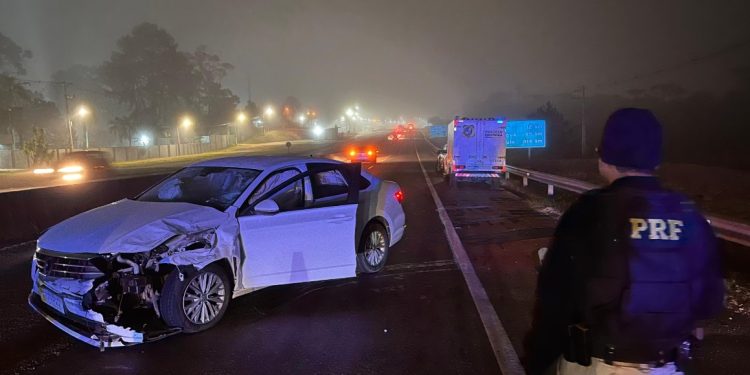 Motorista de carro atinge e arrasta motoboy na BR-116; ele se recusou a fazer o teste do bafômetro e foi preso