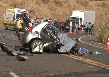 Acidente entre carro e caminhão deixa três mortos na PR-445