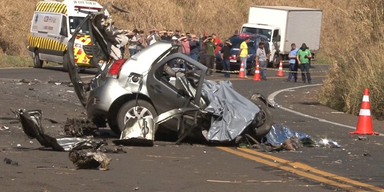 Acidente entre carro e caminhão deixa três mortos na PR-445