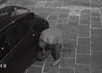 Criminoso que furtava rodas de carros e objetos é identificado e detido pela PM no centro de Curitiba