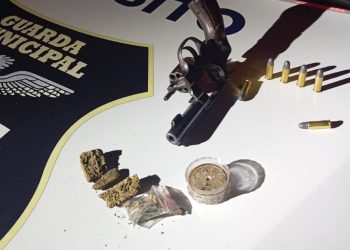 Guarda Municipal prende dupla com arma e drogas no Santa Cândida após denúncia de negociação suspeita