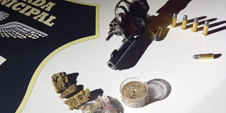 Guarda Municipal prende dupla com arma e drogas no Santa Cândida após denúncia de negociação suspeita