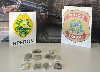 Homem é preso com haxixe escondido em gesso falso no braço durante abordagem a ônibus