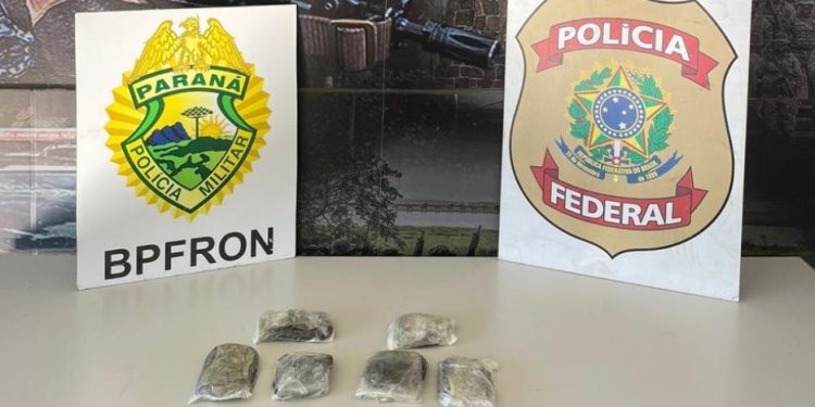 Homem é preso com haxixe escondido em gesso falso no braço durante abordagem a ônibus