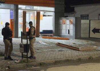 Criminosos explodem cofre em banco, mas fogem sem levar nada