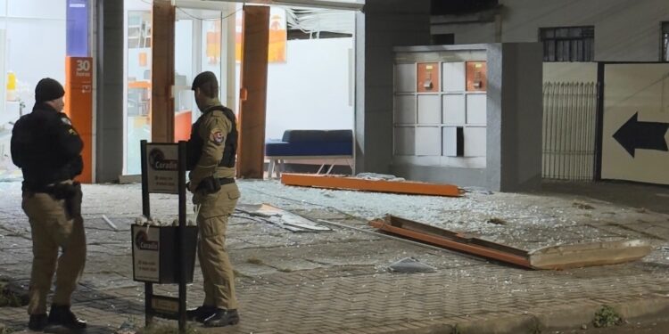 Criminosos explodem cofre em banco, mas fogem sem levar nada
