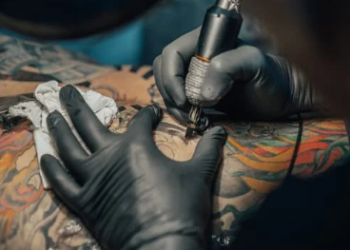 Proibido! Conselho Federal de Medicina veta uso de anestesia geral e sedação para fazer tatuagem