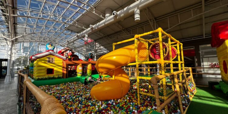 Shopping Estação tem programação especial de férias com brincadeiras, oficinas e atração inspirada em sítio