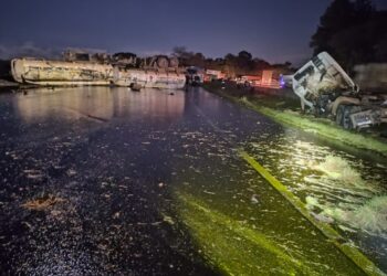 Motorista morre após capotamento de rodotrem carregado com óleo vegetal na BR-376, em Tibagi