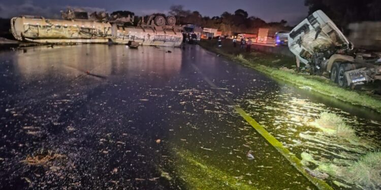 Motorista morre após capotamento de rodotrem carregado com óleo vegetal na BR-376, em Tibagi