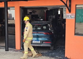 Idoso perde controle de carro e invade mercado em Curitiba