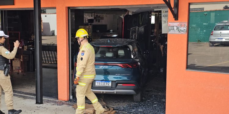 Idoso perde controle de carro e invade mercado em Curitiba