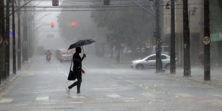 Após domingo marcado por chuva e ventos de mais de 70 km/h, frio vai voltar ao Paraná