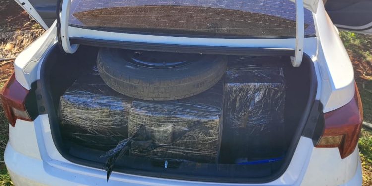 Perseguição na BR-277: PCPR, PMPR e PRF interceptam carro com 468 kg de drogas