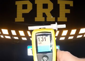 PRF prende motorista embriagado após colisão contra defensa na BR-376