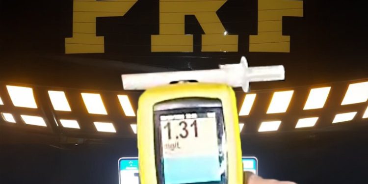 PRF prende motorista embriagado após colisão contra defensa na BR-376