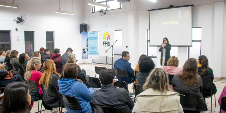 Famílias de Curitiba oferecem lares temporários para crianças com medida protetiva