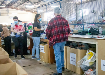 FAS busca voluntários para triagem das peças da Campanha do Agasalho em Curitiba