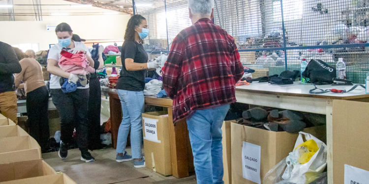 FAS busca voluntários para triagem das peças da Campanha do Agasalho em Curitiba