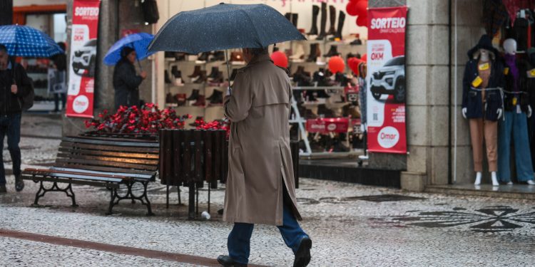 Chuva, frio e vento: primeira semana de agosto terá tempo instável em todo o Paraná