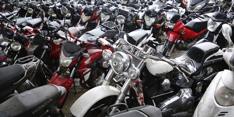 Harley a partir de R$ 13 mil: Detran-PR vai leiloar 148 veículos e materiais ferrosos