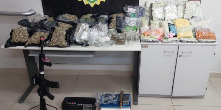 Casal é preso com mais de 55 mil comprimidos de ecstasy e drogas sintéticas no Pinheirinho