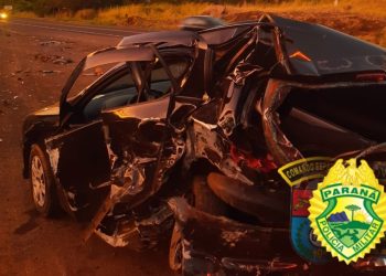 Três pessoas ficam feridas após motorista bater em carro parado no acostamento