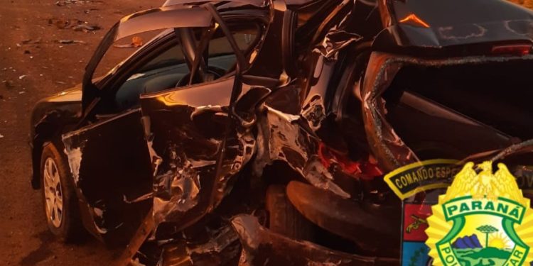 Três pessoas ficam feridas após motorista bater em carro parado no acostamento