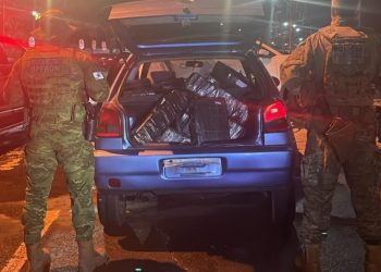 Polícia aborda carro na contramão com adolescentes e encontra mais de 400 kg de maconha