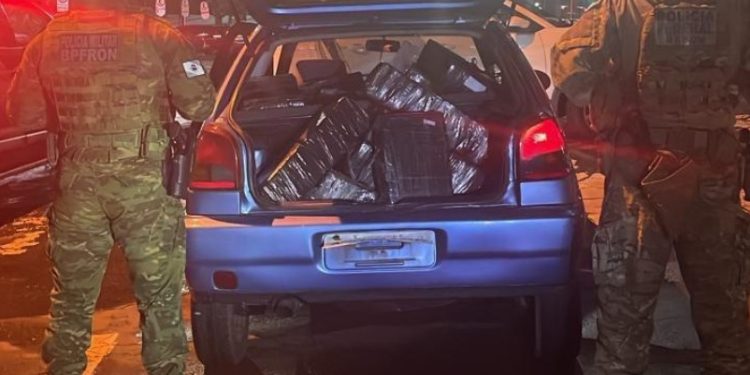 Polícia aborda carro na contramão com adolescentes e encontra mais de 400 kg de maconha