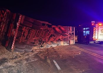 Motorista morre após carreta tombar na PR-092