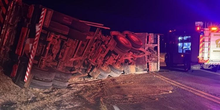 Motorista morre após carreta tombar na PR-092