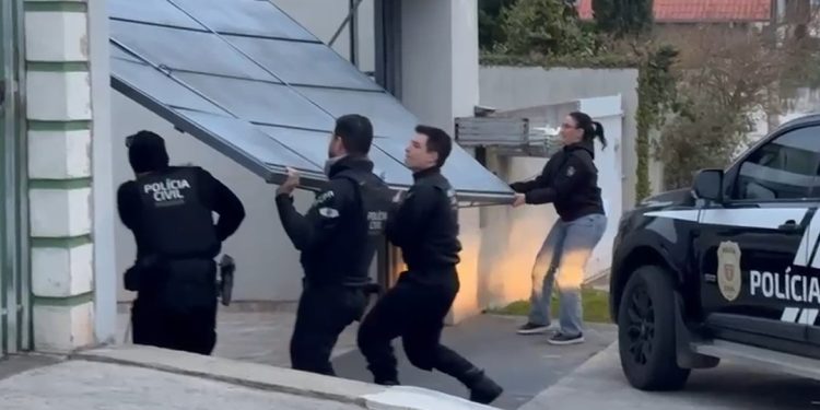 Gerente bancária é presa na RMC suspeita de participar de desvio de mais de R$ 22 milhões